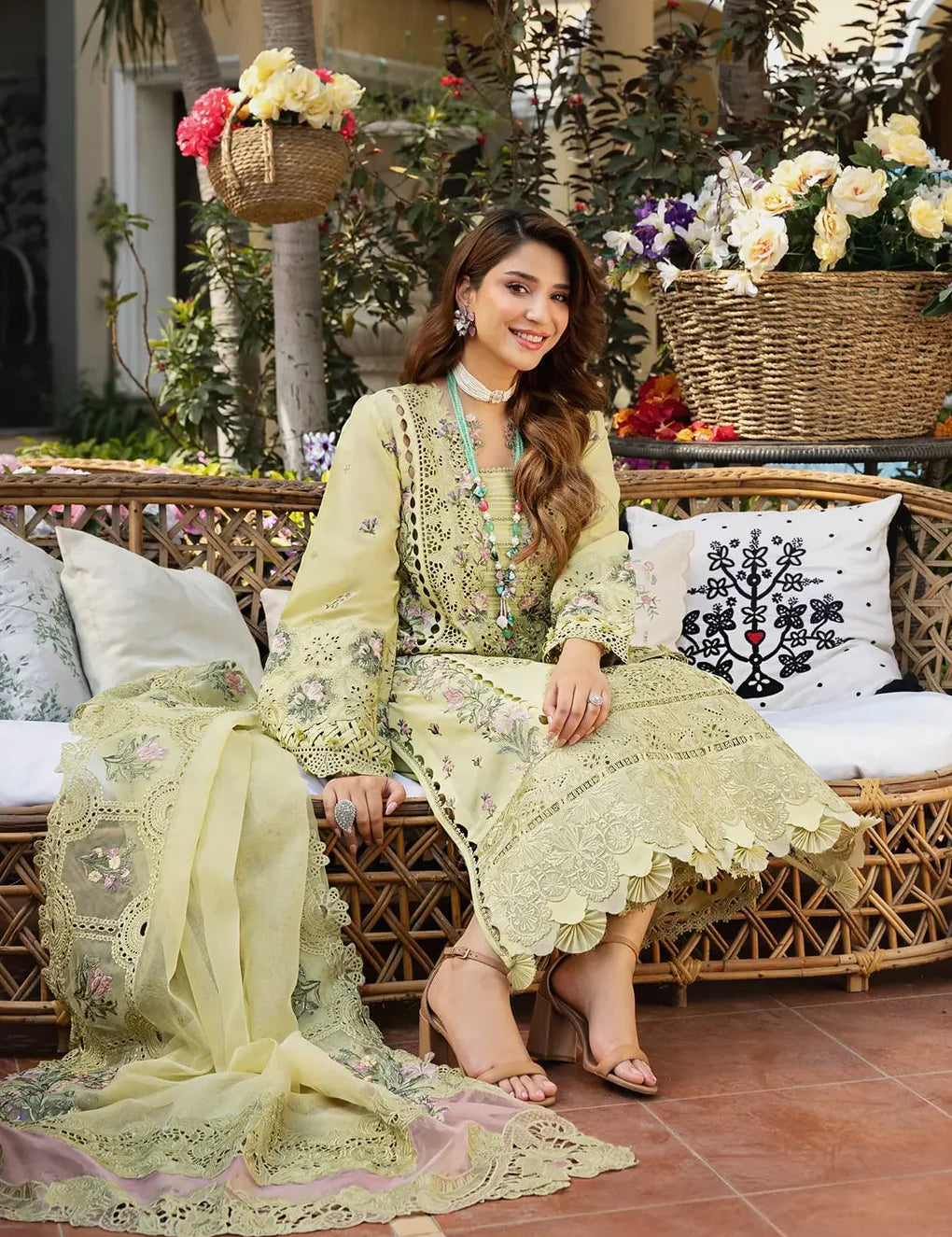 embroidered-lawn-suit_dda62506-e064-49d2-ad6b-179ff29a55ce.jpg